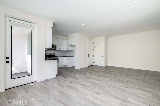 Detail Gallery Image 7 of 22 For 6120 Woodman Ave #102,  Van Nuys,  CA 91401 - 3 Beds | 2 Baths