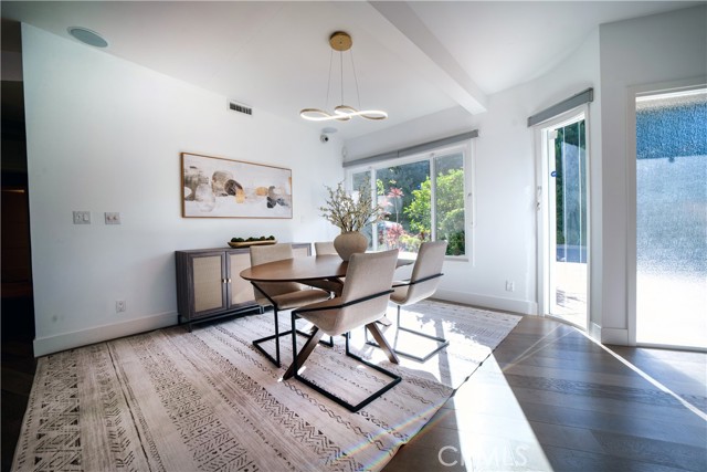 Detail Gallery Image 16 of 33 For 753 Claymont Dr, Los Angeles,  CA 90049 - 3 Beds | 3 Baths