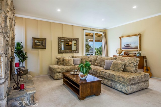 Skimmed ceilings with recessed lighting in the living room.