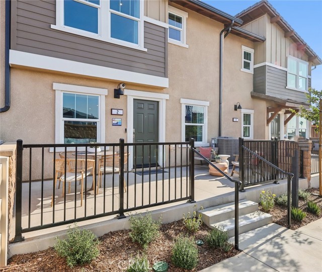 Detail Gallery Image 1 of 24 For 6383 Sierra Vista Ln #3,  Fontana,  CA 92336 - 3 Beds | 2/1 Baths