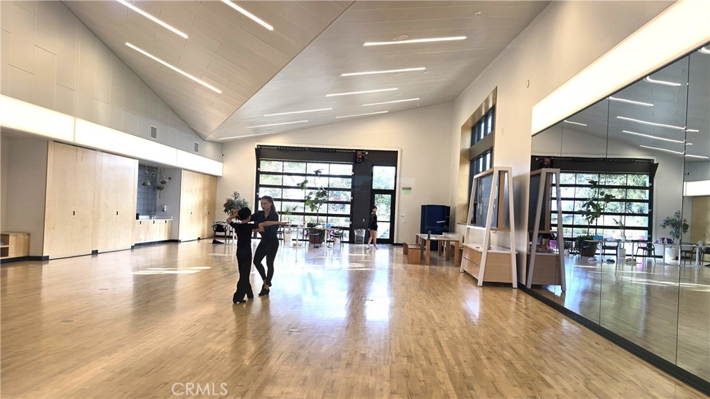 https://media.crmls.org/medias/6bfe5226-5105-4b14-9ff6-24a0fde8f74b.jpg?preset=X-Large