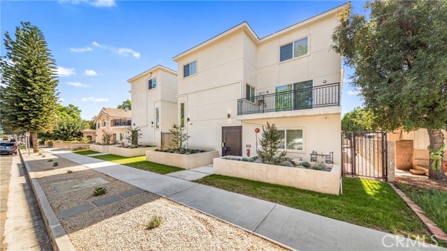 Detail Gallery Image 2 of 24 For 17154 Chatsworth St #1,  Granada Hills,  CA 91344 - 3 Beds | 2/1 Baths