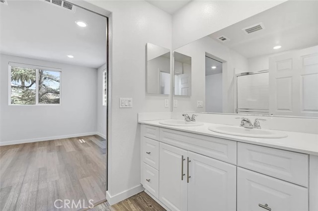 Detail Gallery Image 7 of 20 For 14700 Sherman, Van Nuys,  CA 91405 - 4 Beds | 3/1 Baths