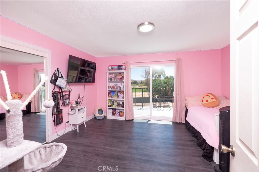 https://media.crmls.org/medias/6c06b737-fac6-46cd-b439-20943f972f28.jpg?preset=X-Large
