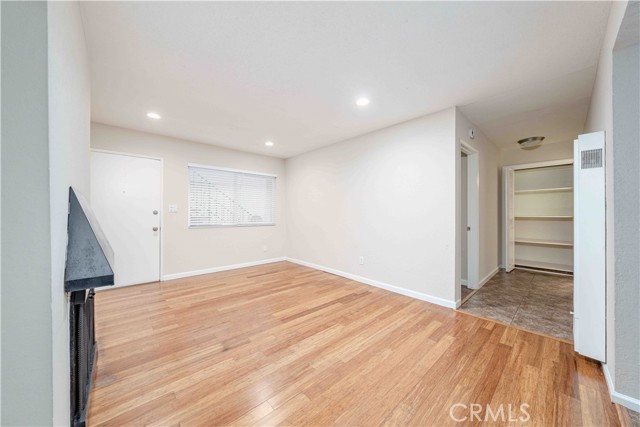 Detail Gallery Image 5 of 22 For 208 19th St #2,  Huntington Beach,  CA 92648 - 1 Beds | 1 Baths