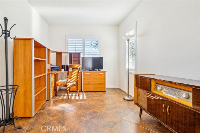 Detail Gallery Image 15 of 44 For 22939 Raintree, Saugus,  CA 91390 - 4 Beds | 3 Baths