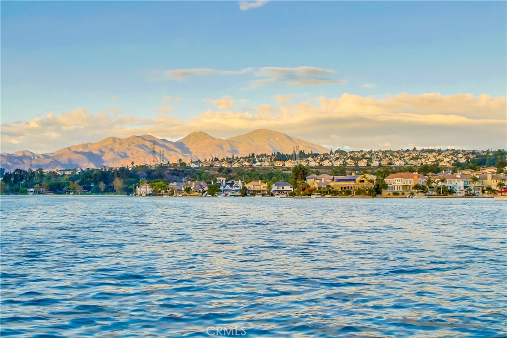 https://media.crmls.org/medias/6c0a9d0b-a950-4be6-af43-3a5cd36b76c0.jpg?preset=X-Large
