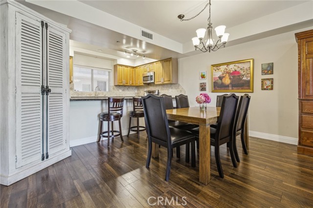 Detail Gallery Image 6 of 23 For 11218 Camarillo St #305,  Toluca Lake,  CA 91602 - 3 Beds | 3 Baths