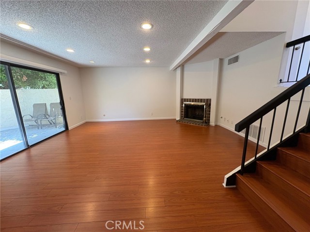 21551 Burbank Boulevard, Woodland Hills CA: https://media.crmls.org/medias/6c0f056f-02bc-4e38-a920-c2ca3000d35f.jpg
