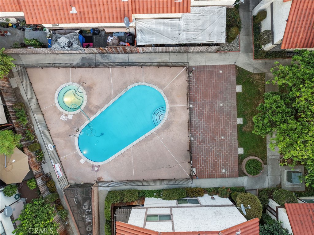 https://media.crmls.org/medias/6c0ff037-b0ac-4a51-8a3e-a54625839329.jpg?preset=X-Large
