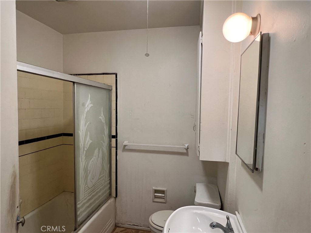 https://media.crmls.org/medias/6c168417-f90b-4023-be99-536e1670ec5f.jpg?preset=X-Large