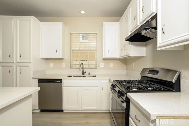 Detail Gallery Image 4 of 16 For 38725 Ambiente Ct, Palmdale,  CA 93552 - 4 Beds | 2/1 Baths