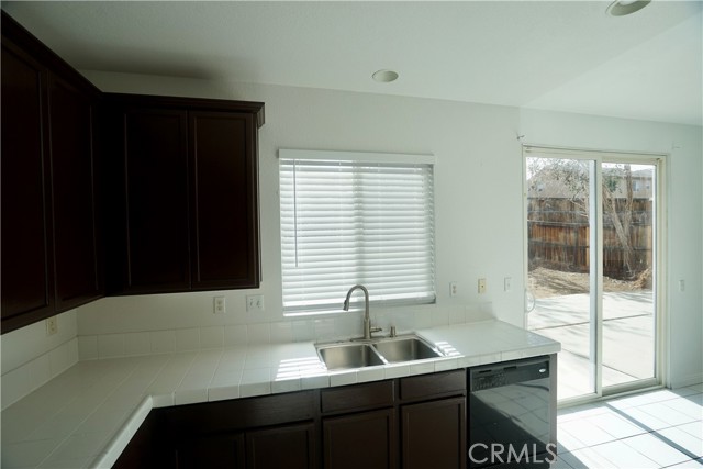 Detail Gallery Image 17 of 66 For 14001 Jockey Ln, Victorville,  CA 92394 - 4 Beds | 3 Baths