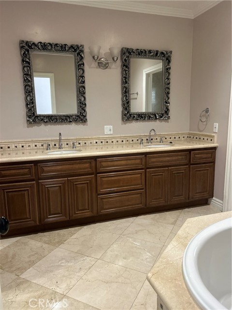 17093 Westport Drive, Huntington Beach CA: https://media.crmls.org/medias/6c192a9e-5d70-4210-ba17-50709f2c48eb.jpg