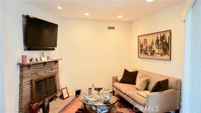 4435 Caledonia Way, Los Angeles CA: https://media.crmls.org/medias/6c194f21-8fb1-4d1c-83b6-857b005856ad.jpg