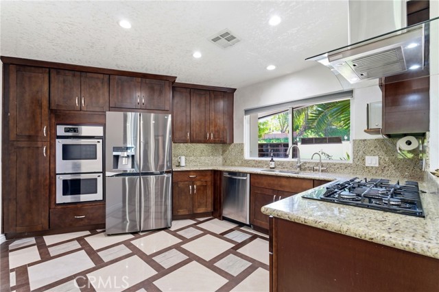 Detail Gallery Image 5 of 44 For 5836 Winnetka Ave, Woodland Hills,  CA 91367 - 4 Beds | 3 Baths