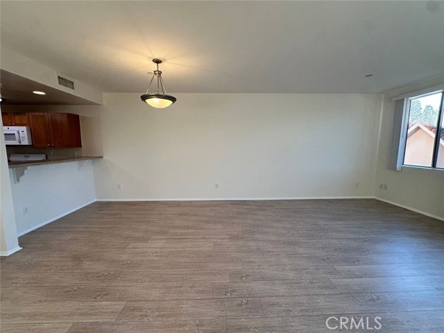 Detail Gallery Image 8 of 21 For 7551 Jordan #304,  Canoga Park,  CA 91303 - 3 Beds | 2 Baths