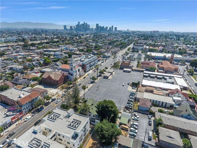 1470 W Adams Boulevard, Los Angeles CA: https://media.crmls.org/medias/6c1e6d1f-6903-4f65-97f0-cd0dfed8a0df.jpg