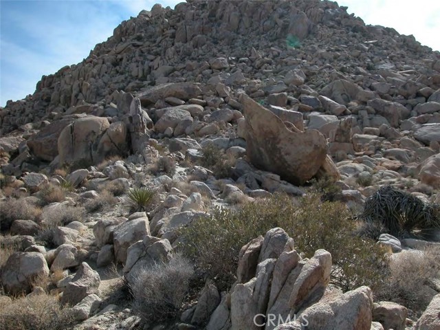 9 Stoney Crest Road, Joshua Tree CA: https://media.crmls.org/medias/6c1fa6be-6d98-4d42-9dbd-a60b35447f06.jpg