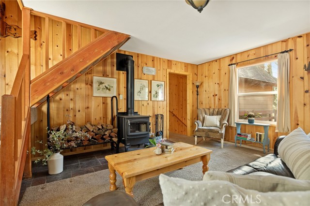 Detail Gallery Image 3 of 34 For 954 Crest Estates, Lake Arrowhead,  CA 92352 - 3 Beds | 2 Baths