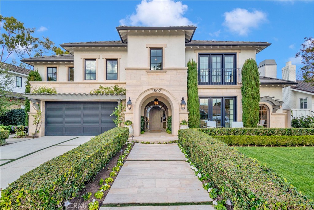 1807 Newport Hills Dr E