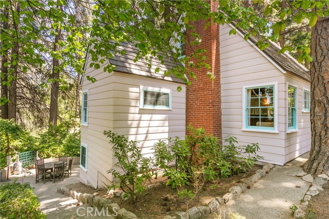 187 Cedar Circle Circle, Lake Arrowhead CA: https://media.crmls.org/medias/6c2bfa70-7646-47e6-8456-38614b5e8b42.jpg