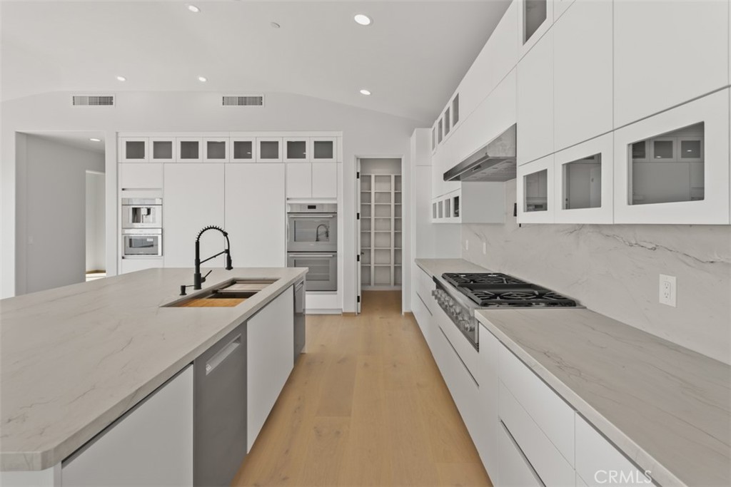 MLS #OC25116014 img 1