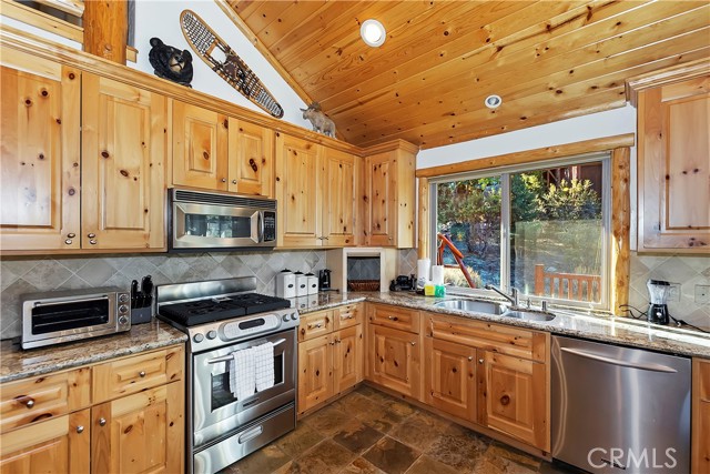 Detail Gallery Image 11 of 44 For 42311 Eagle Ridge Dr, Big Bear Lake,  CA 92315 - 4 Beds | 2 Baths