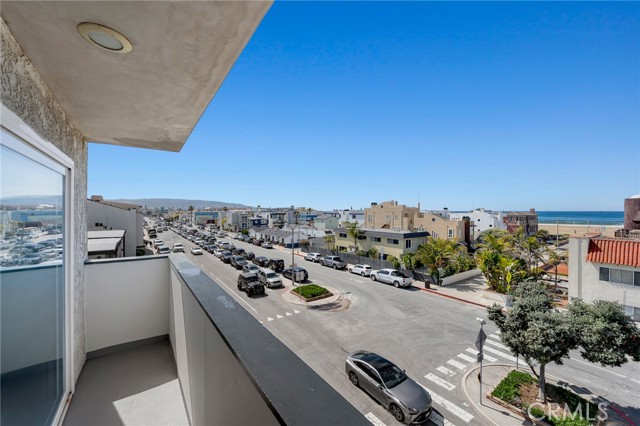404 Hermosa Avenue, Hermosa Beach CA: https://media.crmls.org/medias/6c2d4d50-4bea-4efb-b6ff-a85f7ed6d6d1.jpg
