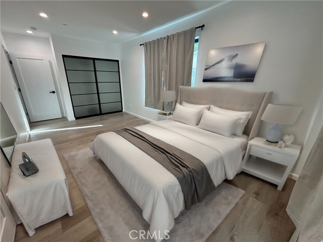 Detail Gallery Image 9 of 13 For 22528 Burbank Bld, Woodland Hills,  CA 91367 - 6 Beds | 6 Baths