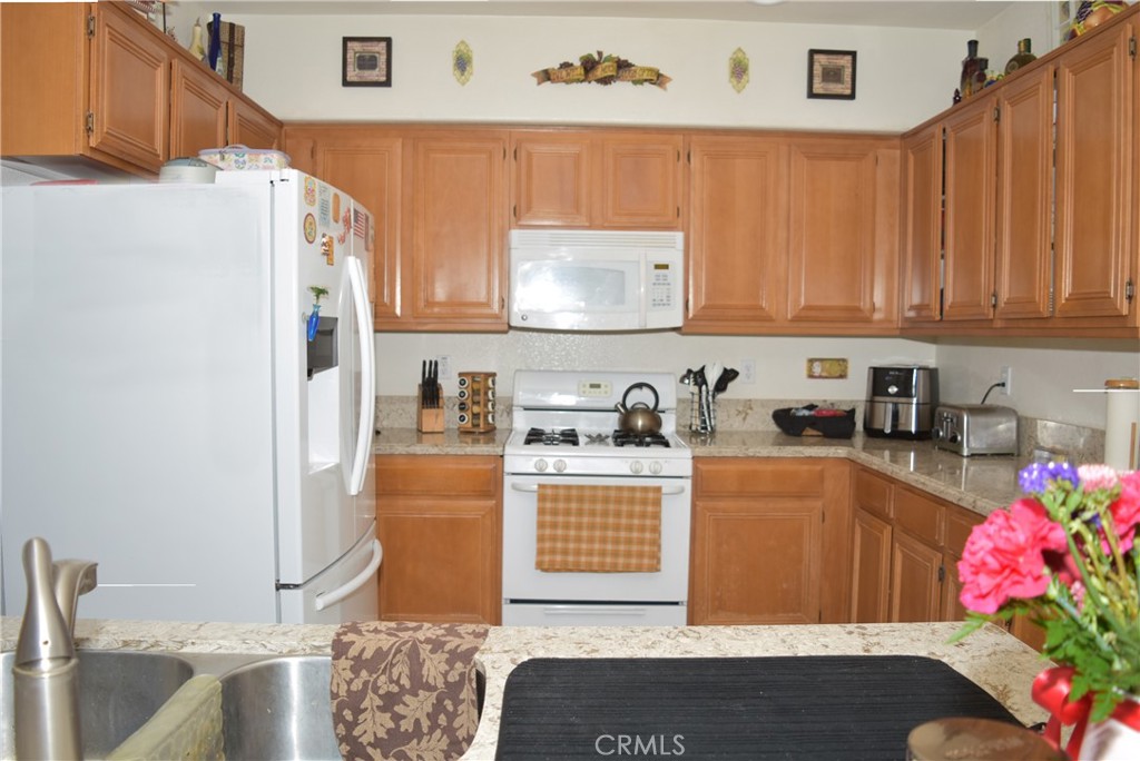 https://media.crmls.org/medias/6c2fc0ba-dfdd-499b-89f9-cc2d70982484.jpg?preset=X-Large