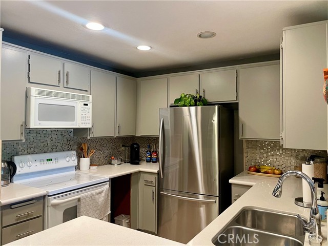 Detail Gallery Image 12 of 27 For 21372 Brookhurst St #123,  Huntington Beach,  CA 92646 - 2 Beds | 2 Baths