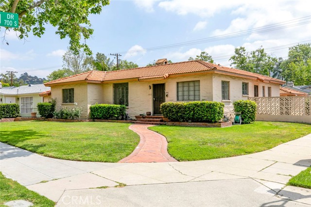 1422 W Riverside Drive, Burbank CA: https://media.crmls.org/medias/6c4189c9-4d80-4d3e-bc23-7449c7f7dd18.jpg