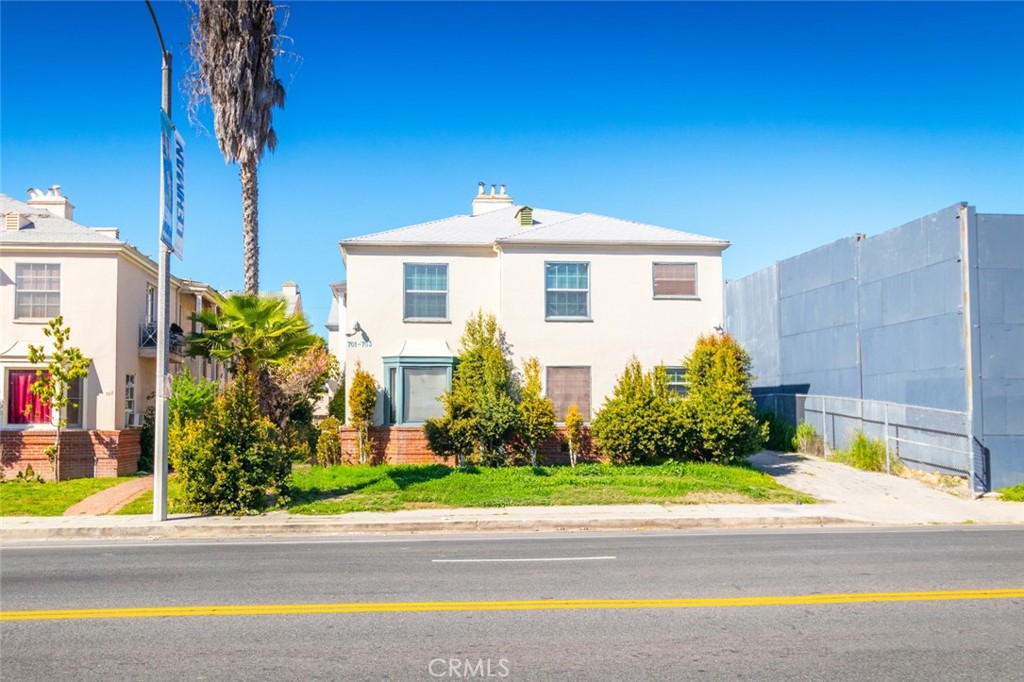 Apartment at 701 Crenshaw
