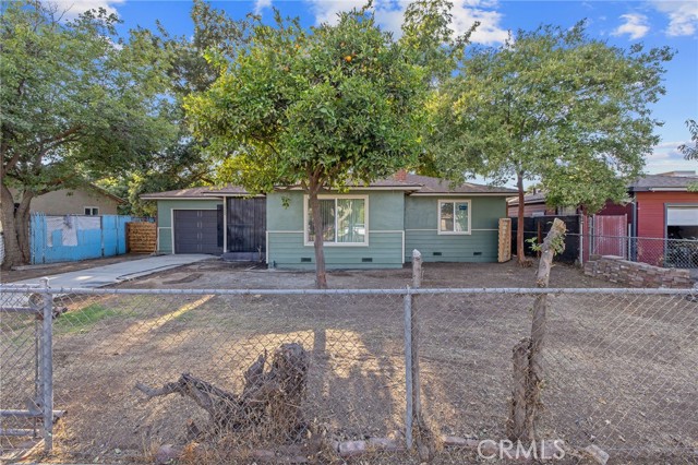 Detail Gallery Image 1 of 27 For 2452 S Holloway Ave, Fresno,  CA 93725 - 3 Beds | 1 Baths