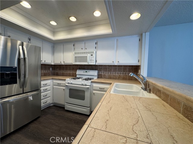 Detail Gallery Image 2 of 21 For 25621 Mont Pointe 7a,  Lake Forest,  CA 92630 - 2 Beds | 1/1 Baths