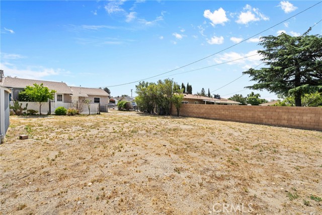 7726 Blanchard Avenue, Fontana CA: https://media.crmls.org/medias/6c48df34-8431-4474-a157-cbf29b2895dc.jpg