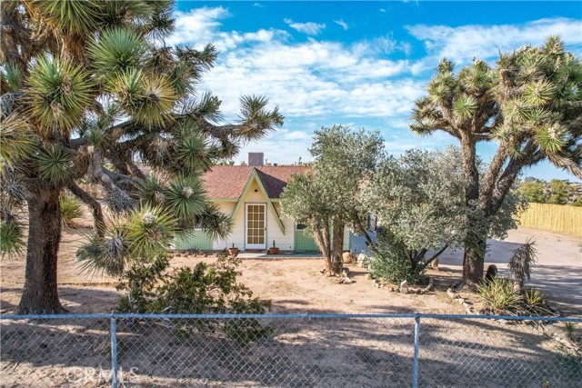 Detail Gallery Image 1 of 24 For 57620 Buena Vista Dr, Yucca Valley,  CA 92284 - 2 Beds | 1 Baths