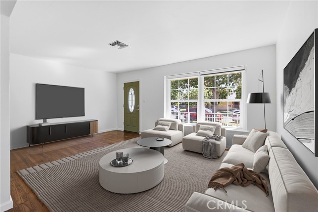 Detail Gallery Image 4 of 54 For 16937 Hartland, Lake Balboa,  CA 91406 - 2 Beds | 2 Baths