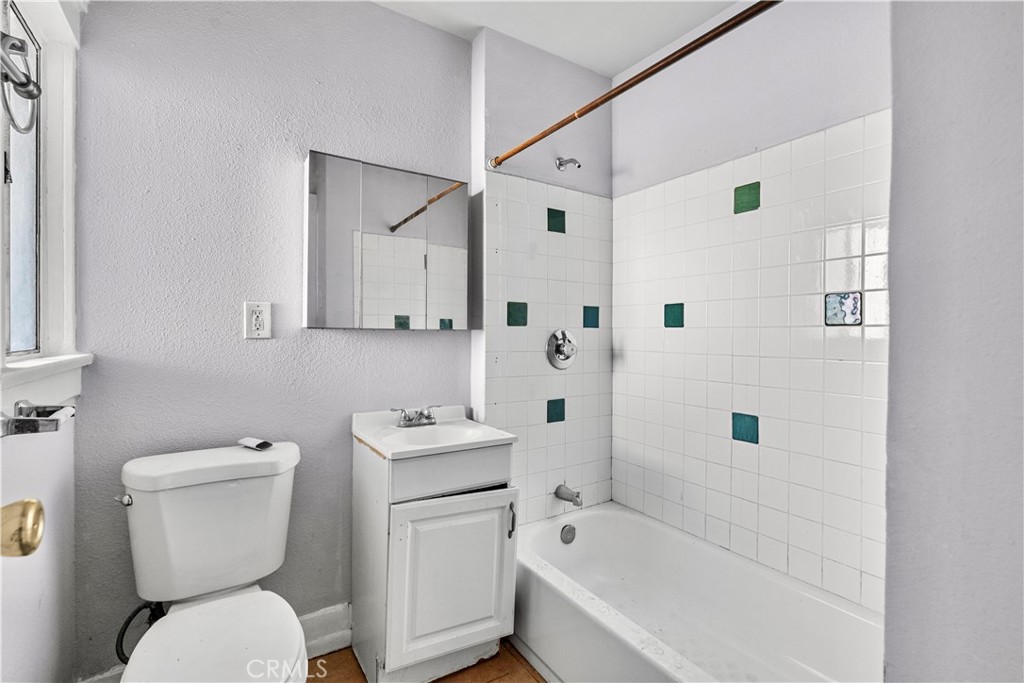 https://media.crmls.org/medias/6c4d4654-bfff-45a2-9b0a-9c96b2efec00.jpg?preset=X-Large