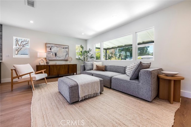 Detail Gallery Image 3 of 36 For 22919 Leonora Dr, Woodland Hills,  CA 91367 - 4 Beds | 2 Baths