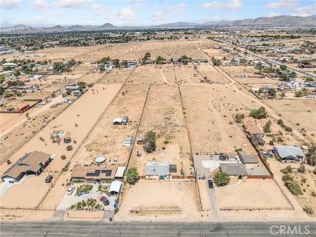 22006 Sioux Road, Apple Valley CA: https://media.crmls.org/medias/6c503e6d-45dd-4a1b-af2d-cea1c95bd215.jpg