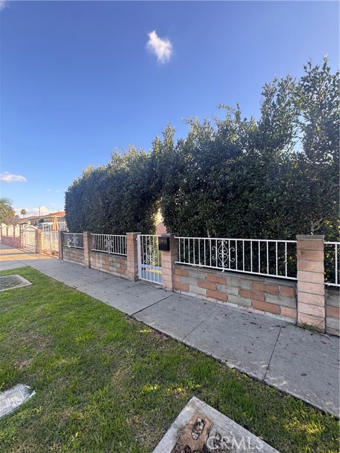 806 E 91st, Los Angeles CA: https://media.crmls.org/medias/6c504822-255c-4295-b515-ba7adc2b6065.jpg