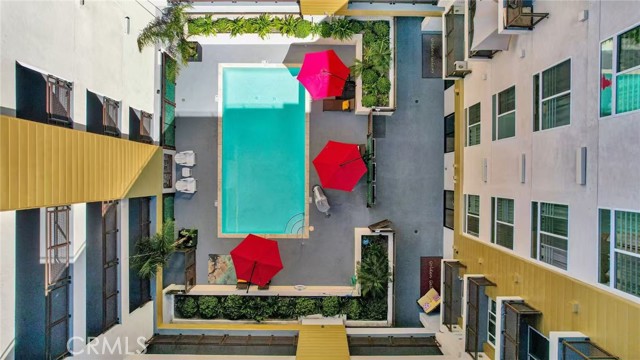 Detail Gallery Image 3 of 7 For 2939 Leeward #212,  Los Angeles,  CA 90005 - 3 Beds | 3 Baths