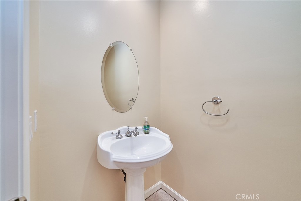 https://media.crmls.org/medias/6c538fc8-95f7-4711-890b-56457f9a1417.jpg?preset=X-Large