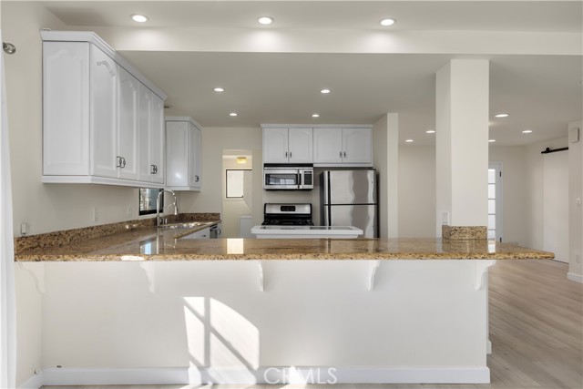 207 16th Street, Hermosa Beach CA: https://media.crmls.org/medias/6c553158-9be5-49de-af3c-a3ed0e630697.jpg
