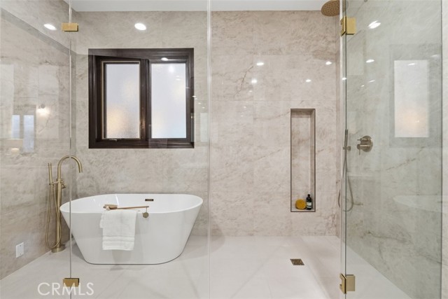 22953 Oxnard Street, Woodland Hills CA: https://media.crmls.org/medias/6c55c216-d61b-4e56-9b77-a1af785a93b1.jpg