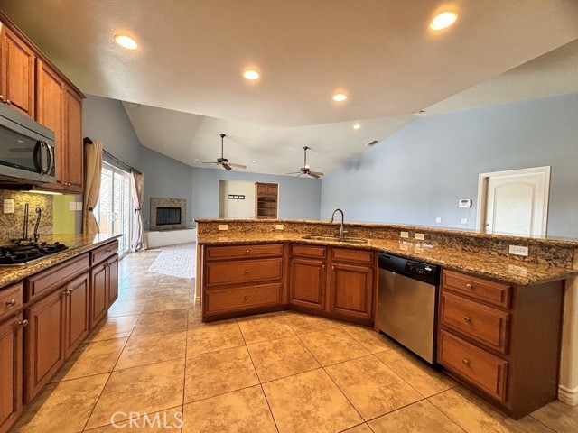 Detail Gallery Image 13 of 73 For 26663 Red Coach Ln, Helendale,  CA 92342 - 4 Beds | 2/1 Baths