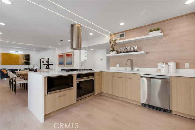 Detail Gallery Image 10 of 32 For 8167 Dartmoor Drive, Huntington Beach,  CA 92646 - 4 Beds | 2/1 Baths