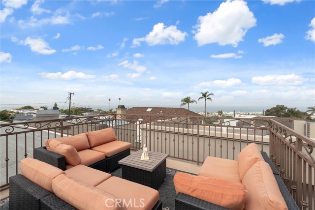 729 Longfellow Avenue, Hermosa Beach CA: https://media.crmls.org/medias/6c5b0de7-c813-46ed-acff-a171cc6476e2.jpg